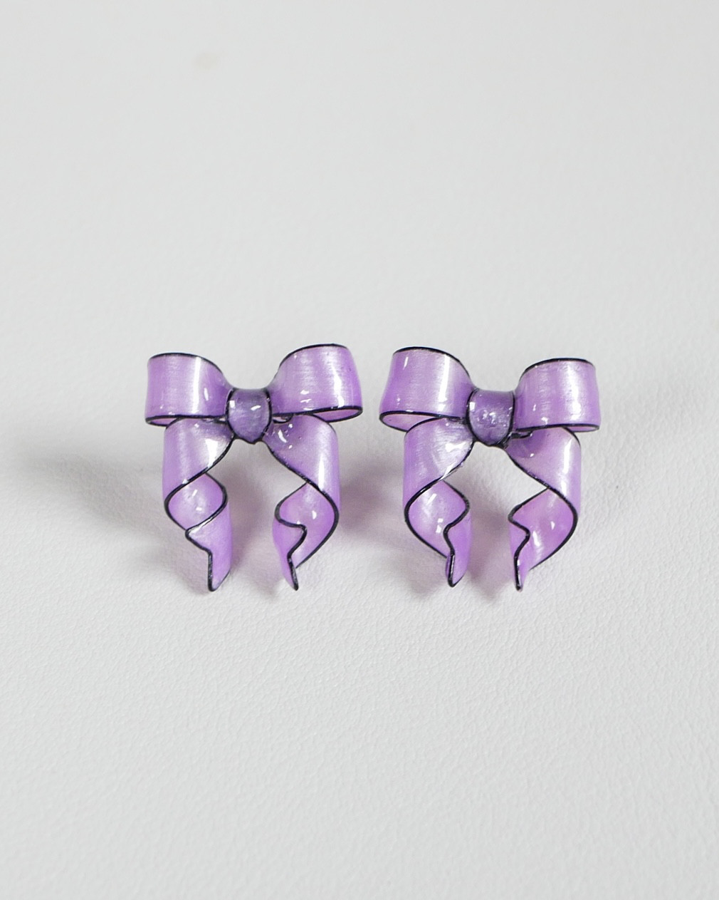 Mリボン　パールラベンダー（ブラックワイヤー）ピアス＆イヤリング デートやお出かけに　女性らしく上品なカラー　撮影用