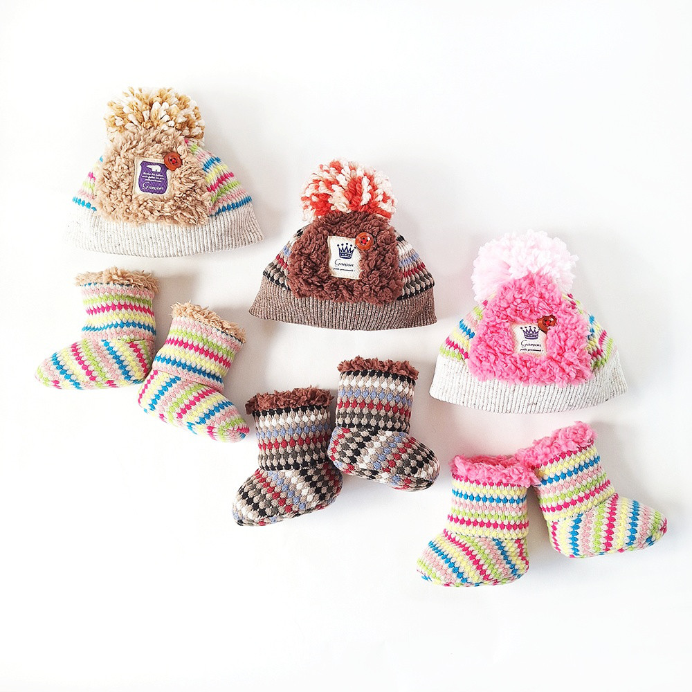 ポンポン付きニット帽とベビーブーツのセット　ベビーギフト　ぽこぽこ　ジャガードニット　ファー