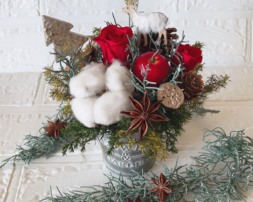 ブリキ缶のトナカイアレンジメント 赤いバラ クリスマスアレンジ