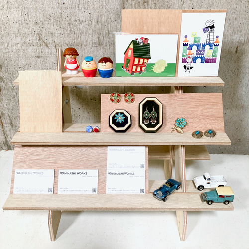 溝付ディスプレイ什器 ひな壇3段/50幅/溝入/普通合板〈上質材