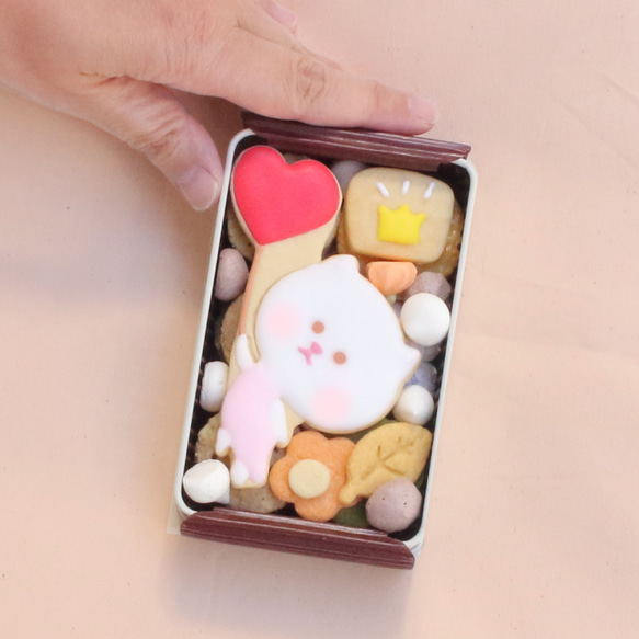 『白ネコまりもちゃん』(手のひらサイズクッキー缶) 3枚目の画像