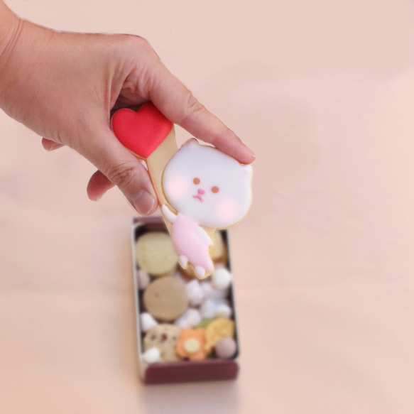 『白ネコまりもちゃん』(手のひらサイズクッキー缶) 2枚目の画像