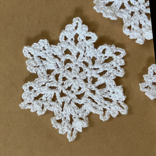 壁や窓に 小さな雪の結晶 レース編み モチーフ クリスマス