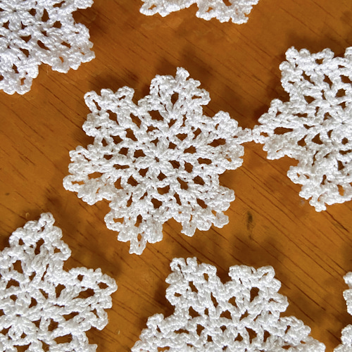 壁や窓に 小さな雪の結晶 レース編み モチーフ クリスマス