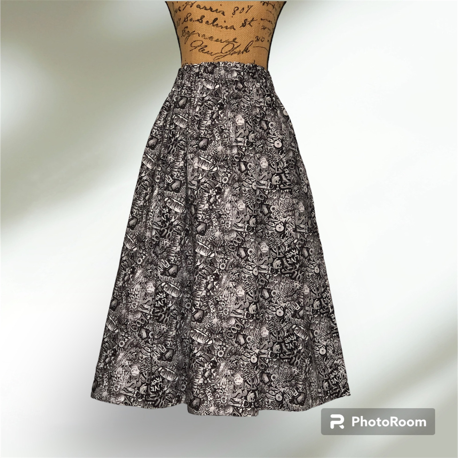 モノクロ落書き柄　タックギャザースカート　（USA生地）