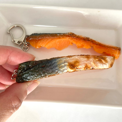 再販！本物そっくり！ シャケの切り身を食べている途中