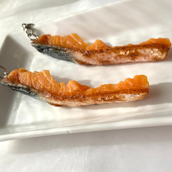 本物そっくり！　シャケの切り身を食べている途中　キーホルダー 食品サンプル  リアル フェイクフード　魚　 6枚目の画像