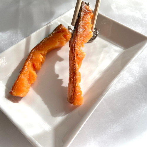 再販！本物そっくり！ シャケの切り身を食べている途中 キーホルダー