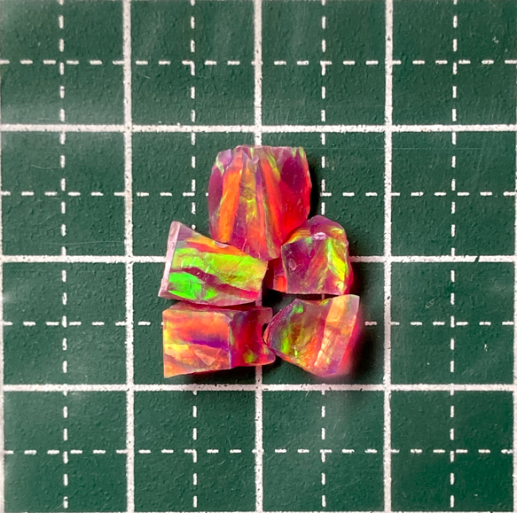 　《人工オパール》(ネオンオパール) 原石 マダー/オレンジ斑 1.0g ② (樹脂含侵) 2枚目の画像