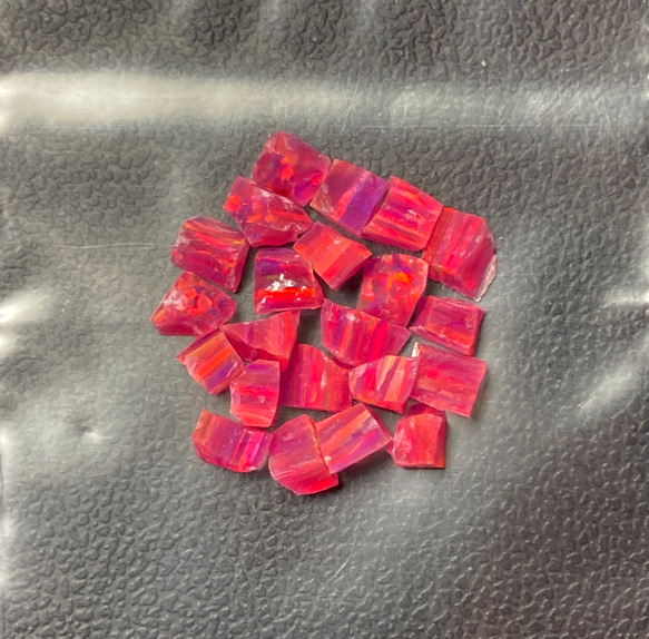 　《人工オパール》(ネオンオパール) 原石 マダー/赤斑 1.0g ⑧ (樹脂含侵) 1枚目の画像