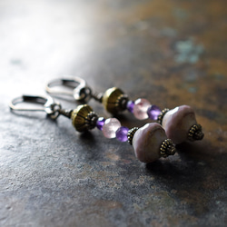 淡紫色捷克珠和蓮花黃銅、草莓石英和紫水晶耳環 第1張的照片