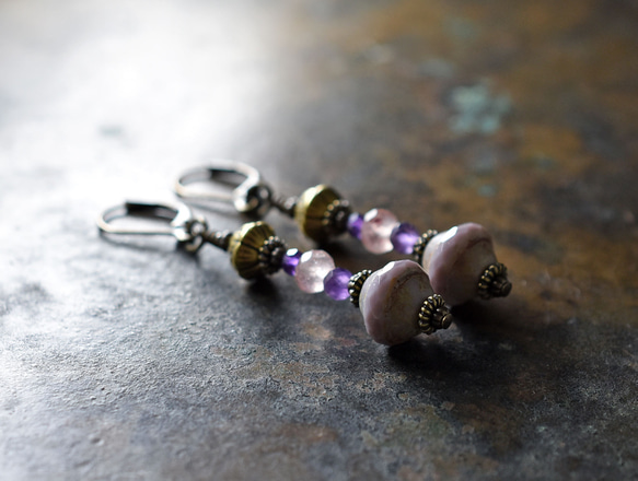 淡紫色捷克珠和蓮花黃銅、草莓石英和紫水晶耳環 第1張的照片