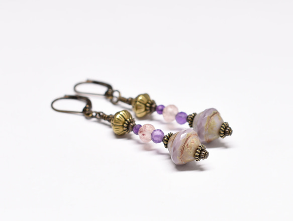 淡紫色捷克珠和蓮花黃銅、草莓石英和紫水晶耳環 第4張的照片