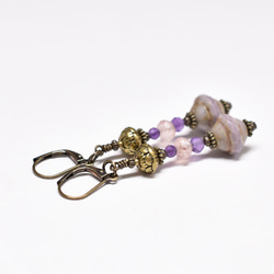 淡紫色捷克珠和蓮花黃銅、草莓石英和紫水晶耳環 第5張的照片