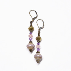 淡紫色捷克珠和蓮花黃銅、草莓石英和紫水晶耳環 第3張的照片
