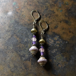 淡紫色捷克珠和蓮花黃銅、草莓石英和紫水晶耳環 第2張的照片