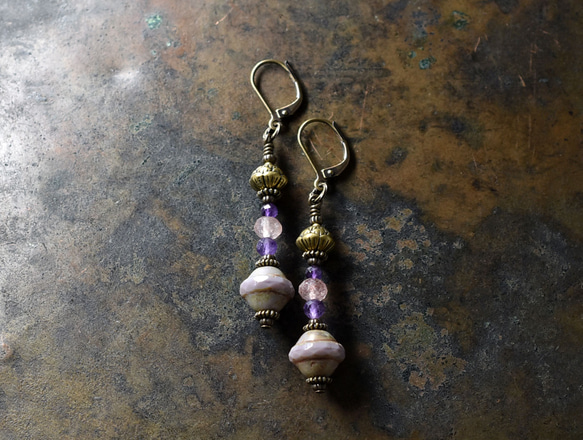 淡紫色捷克珠和蓮花黃銅、草莓石英和紫水晶耳環 第2張的照片