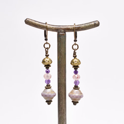 淡紫色捷克珠和蓮花黃銅、草莓石英和紫水晶耳環 第6張的照片