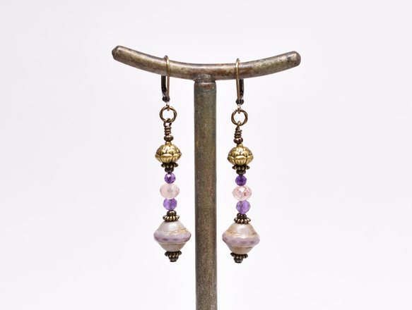淡紫色捷克珠和蓮花黃銅、草莓石英和紫水晶耳環 第6張的照片