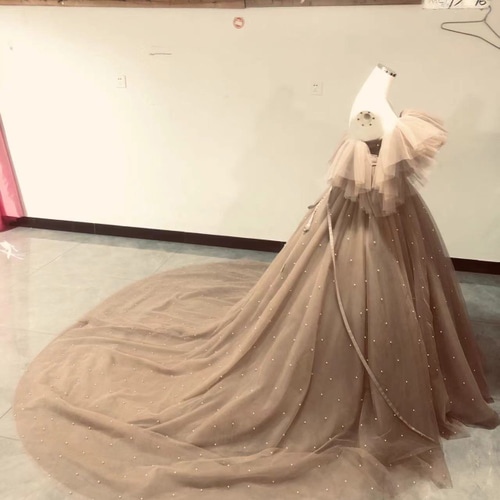 豪華！シャンパン色 カラードレス ベアトップ 胸元フリル 背中見せ