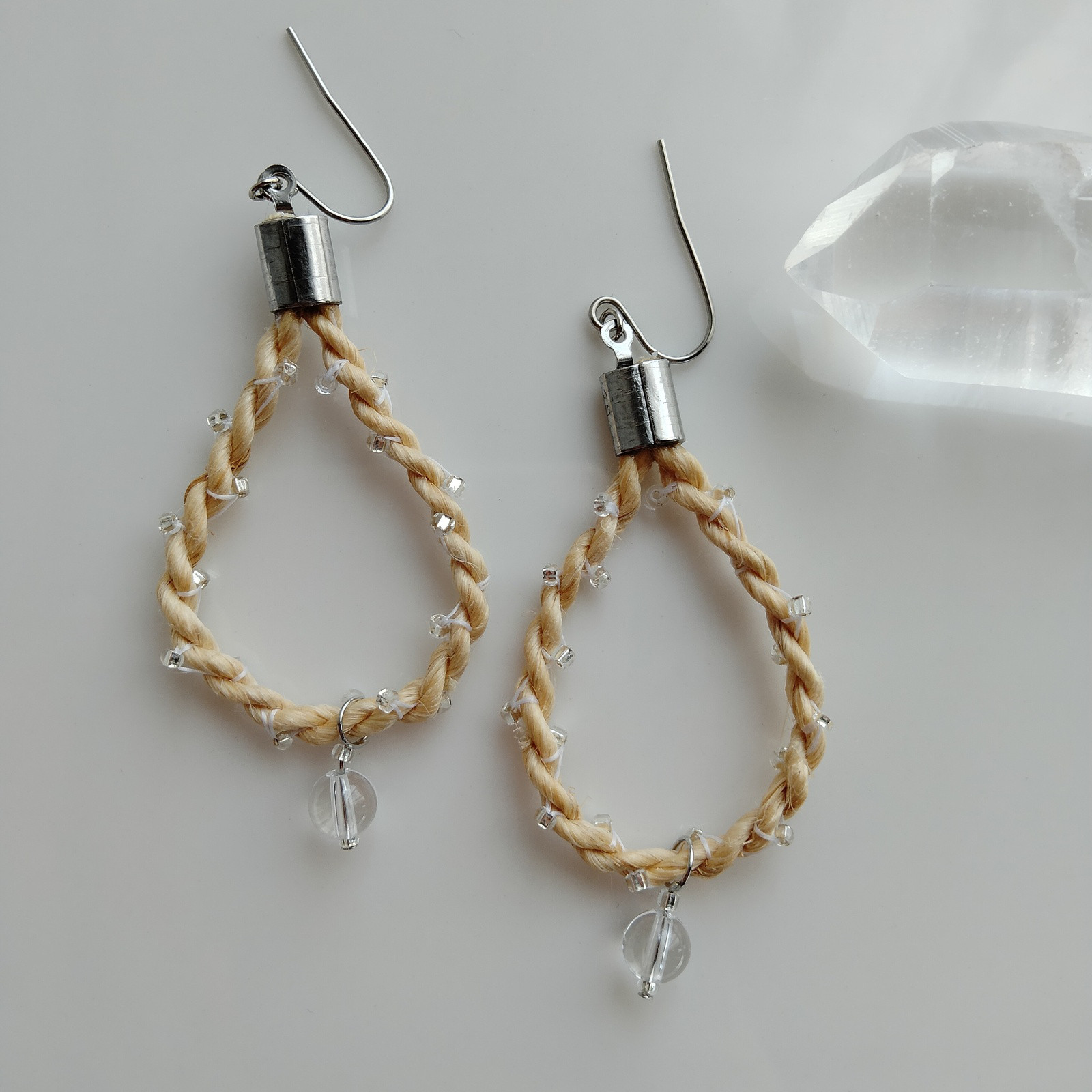 水晶＆極太精麻◇雫ピアスMシルバービーズ刺繍小粒クリスタル天然石お守り麻紐フープイヤリングロングピアスヘンプアクセサリー