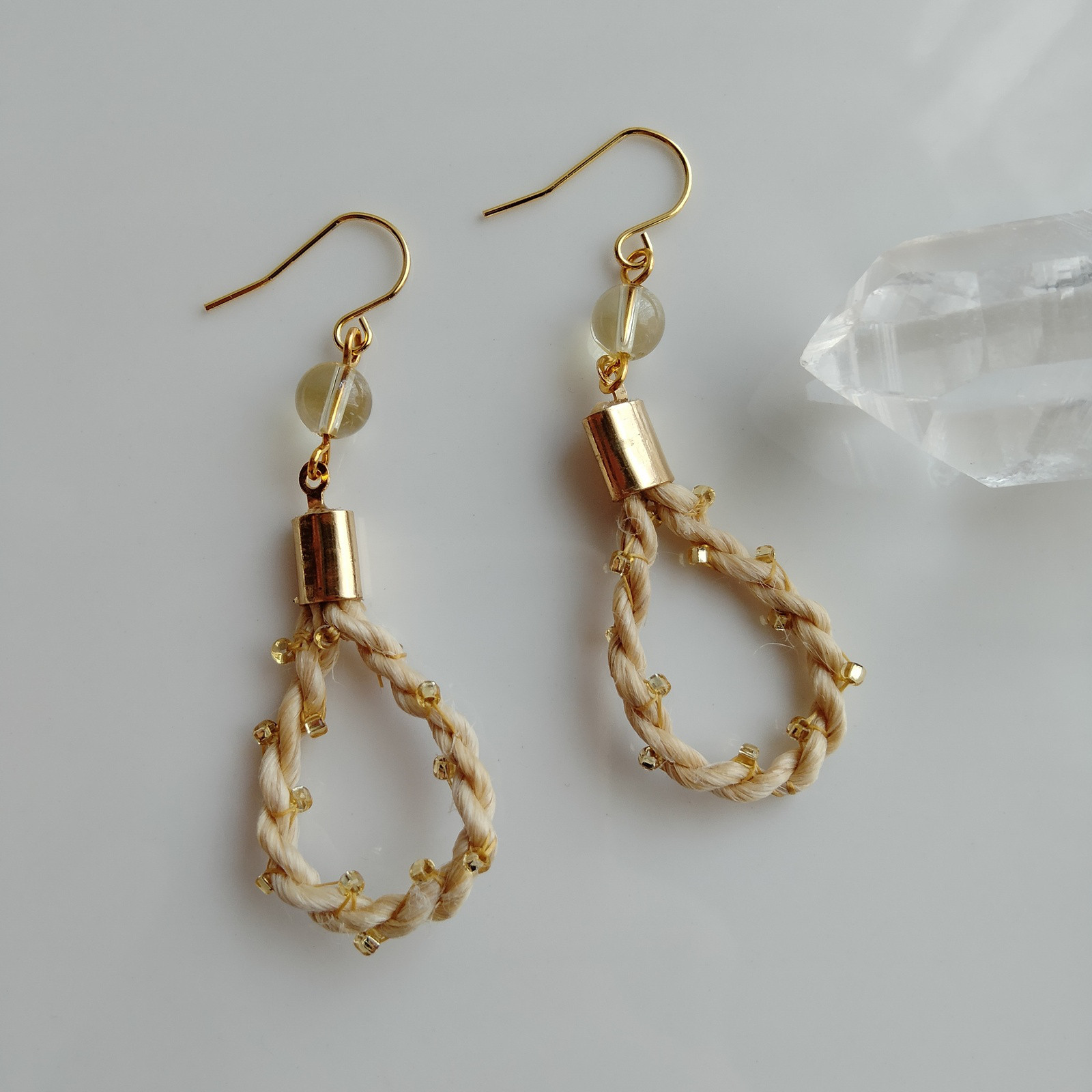 シトリン＆極太精麻◇雫ピアスSゴールドビーズ刺繍小粒天然石黄水晶お守り麻紐御守りイヤリングロングピアスヘンプアクセサリー