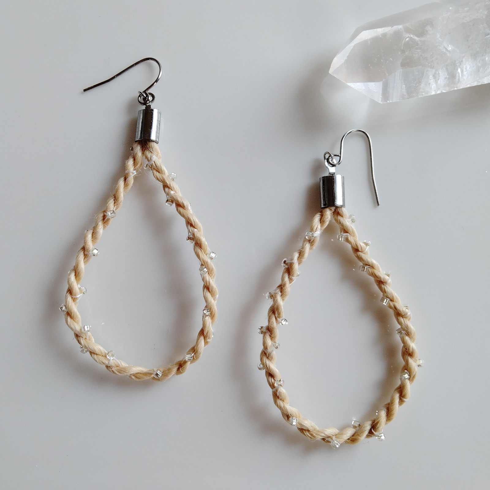 極太精麻しずくピアスLシルバービーズ刺繍シンプルロングピアス浄化お守り麻紐フープイヤリング着物浴衣に!ヘンプアクセサリー