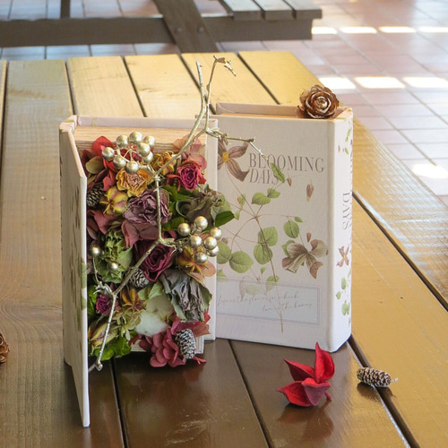 早割】秋の彩りを愛でる花本 ・ 秋色天然ドライフラワーと実りの秋を