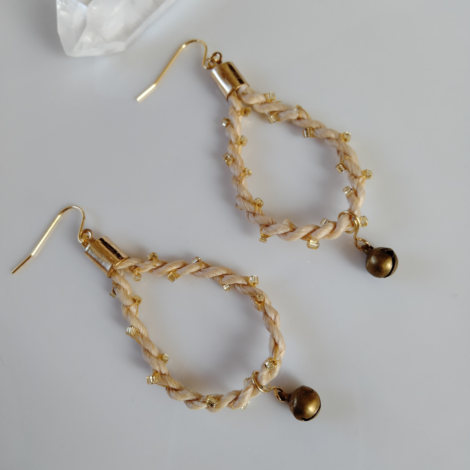 鈴＆極太精麻◇雫ピアスMゴールドビーズ刺繍ステンレスお守り麻紐フープイヤリング神社麻緒野州麻ヘンプアクセサリー浄化御守り