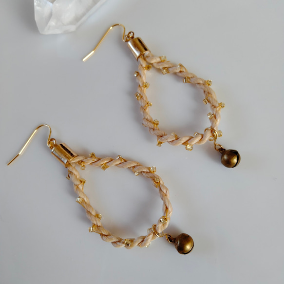 売れ筋アイテムラン 鈴＆極太精麻◇雫ピアスMゴールドビーズ刺繍ステンレスお守り麻 ピアス