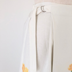 ボタニカルアートのラップ風スカート【春の植物たち/コットンリネン（綿麻）/後ろギャザースカート】 3枚目の画像