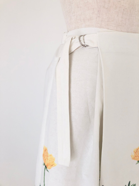 ボタニカルアートのラップ風スカート【春の植物たち/コットンリネン（綿麻）/後ろギャザースカート】 3枚目の画像