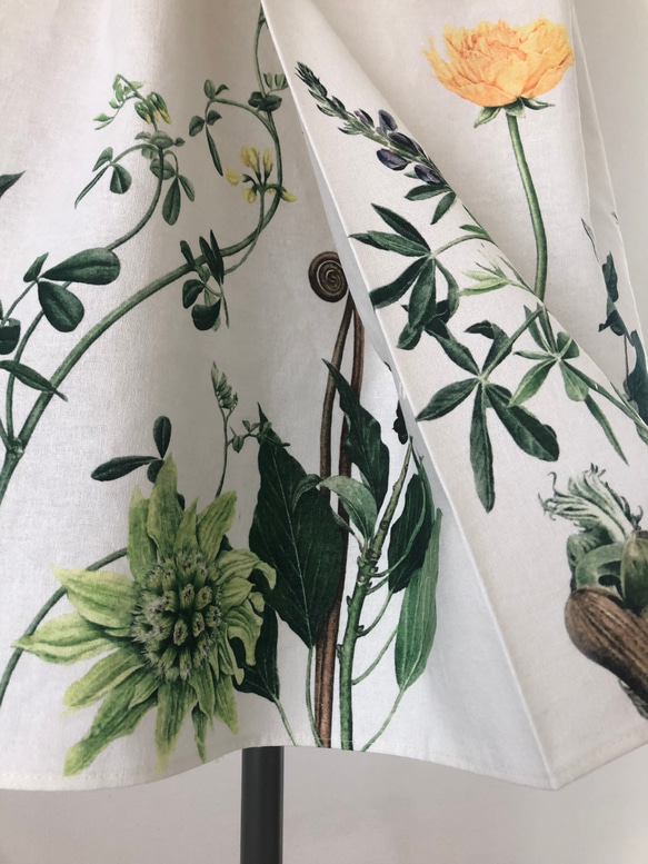 ボタニカルアートのラップ風スカート【春の植物たち/コットンリネン（綿麻）/後ろギャザースカート】 4枚目の画像