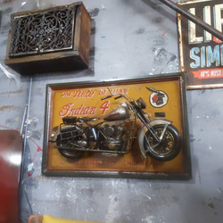アメリカンな部屋  3D アンティークボード  アメリカンバイク インディアン  ブリキカー  店舗什器  壁掛け看板 1枚目の画像