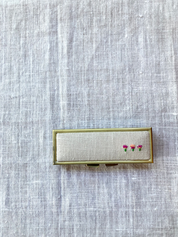 リネンに小さなお花の刺繍がかわいい！ピルケースandアクセサリーケース 1枚目の画像
