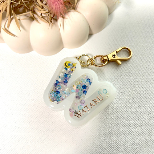 イニシャルキーホルダー【名入れ・文字入れ】複数個割引あり レジン 席