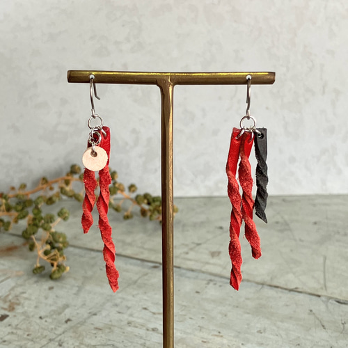 軽い！本革ピアス【らせん・レッド】金属アレルギー対応