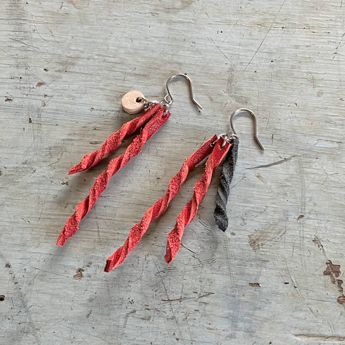 軽い！本革ピアス【らせん・レッド】金属アレルギー対応