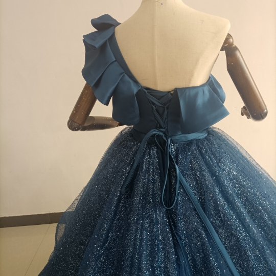 豪華！ブルー Aライン ワンショルダー カラードレス 柔らかく重ねたチュールスカート 花嫁/披露宴