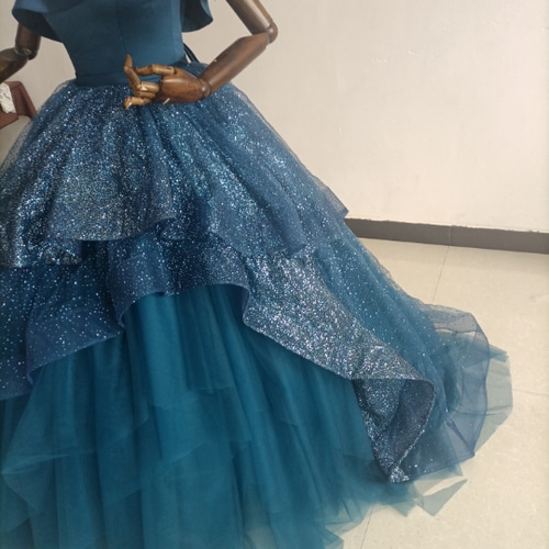 豪華！ブルー Aライン ワンショルダー カラードレス 柔らかく重ねた  