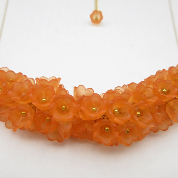 ヴィンテージ 小花ビーズのネックレス オレンジ 3枚目の画像
