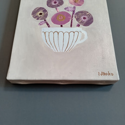 原画　絵画『花とカップ』アクリル絵　キャンバスサイズF0　アート　アートボード 3枚目の画像