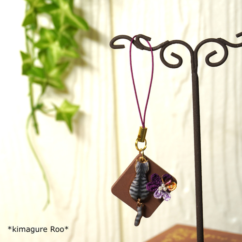 ネコのつまみ細工ストラップ