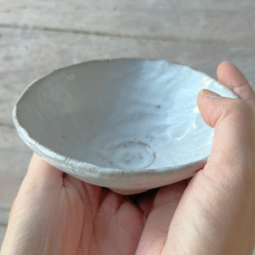 乳白釉平茶碗 002 抹茶茶碗 手びねり 陶器 夏茶碗 白 茶碗・めし