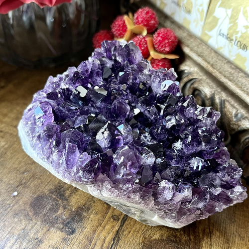 高品質 アメジスト クラスター 1853g美結晶☆美極濃紫 木製台座付き 高品質 アメジスト クラスター 1853g美結晶☆美極濃紫 木製台座付き