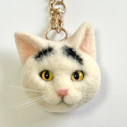 白黒ぶちの猫バッグチャーム701 猫ブローチ　羊毛フェルト　猫バッグチャーム　羊毛フェルト猫　ブローチ 1枚目の画像