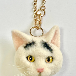 白黒ぶちの猫バッグチャーム701 猫ブローチ　羊毛フェルト　猫バッグチャーム　羊毛フェルト猫　ブローチ 2枚目の画像