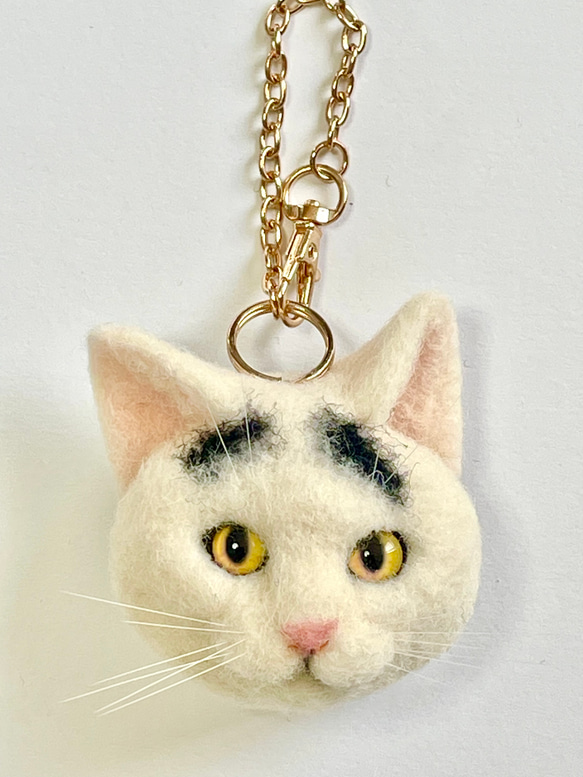 白黒ぶちの猫バッグチャーム701 猫ブローチ　羊毛フェルト　猫バッグチャーム　羊毛フェルト猫　ブローチ 2枚目の画像