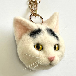 白黒ぶちの猫バッグチャーム701 猫ブローチ　羊毛フェルト　猫バッグチャーム　羊毛フェルト猫　ブローチ 4枚目の画像