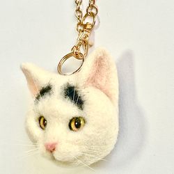 白黒ぶちの猫バッグチャーム701 猫ブローチ　羊毛フェルト　猫バッグチャーム　羊毛フェルト猫　ブローチ 3枚目の画像